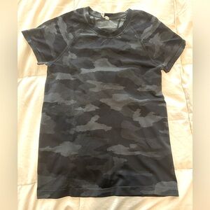 Athleta Momentum Tee - Black/Gray Camo (Medium)